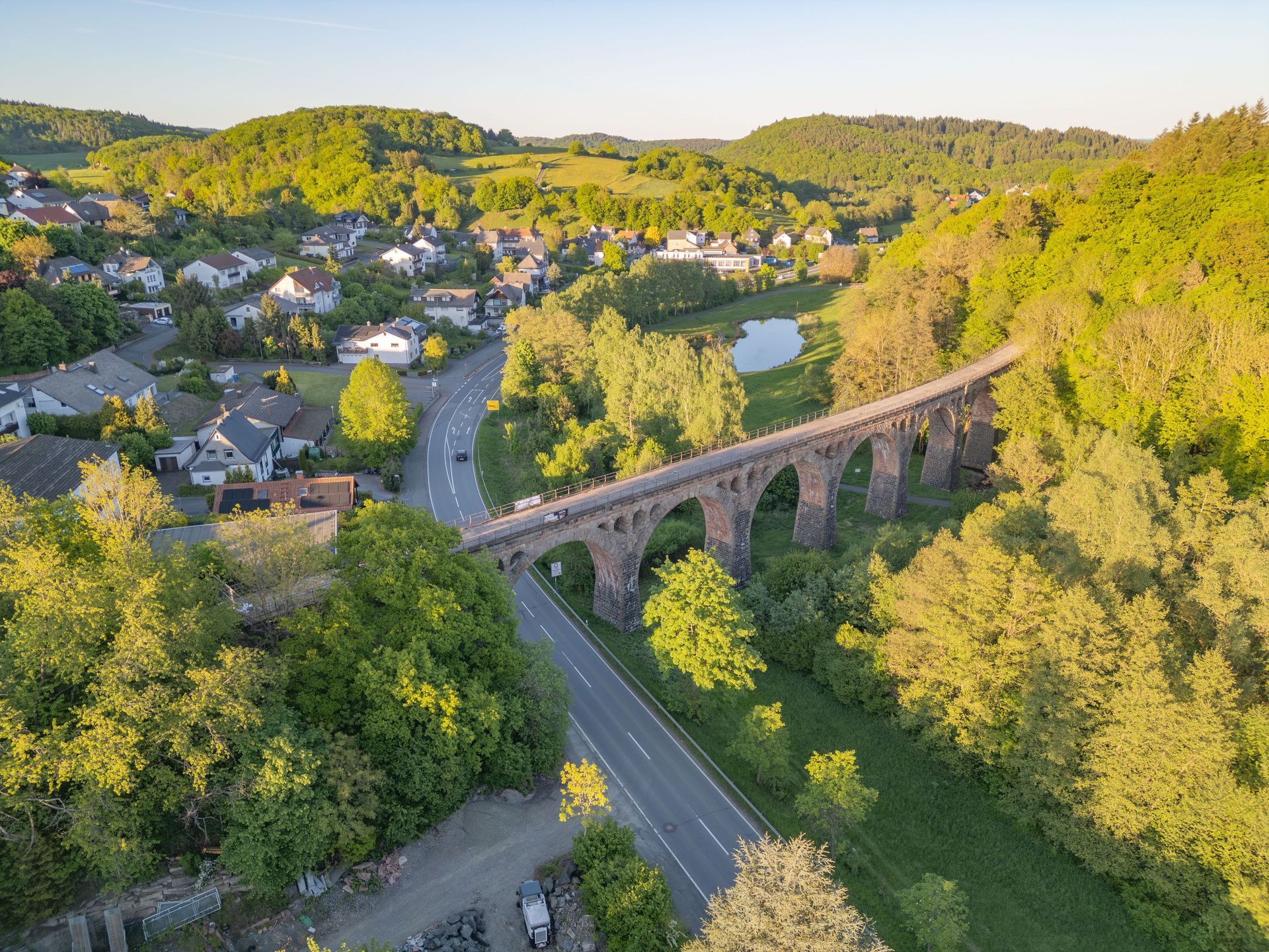 Viaduc dans une ville avec la forêt autour.