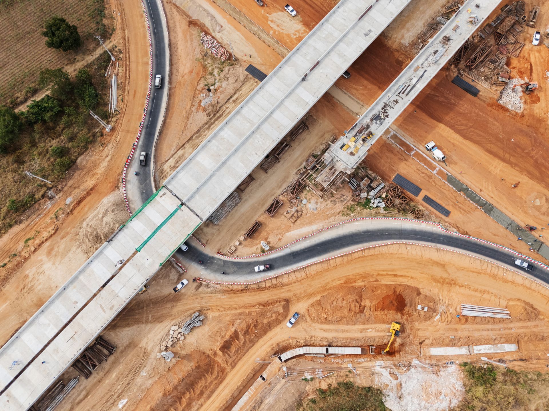 Vue aérienne sur un chantier de construction d'une route.