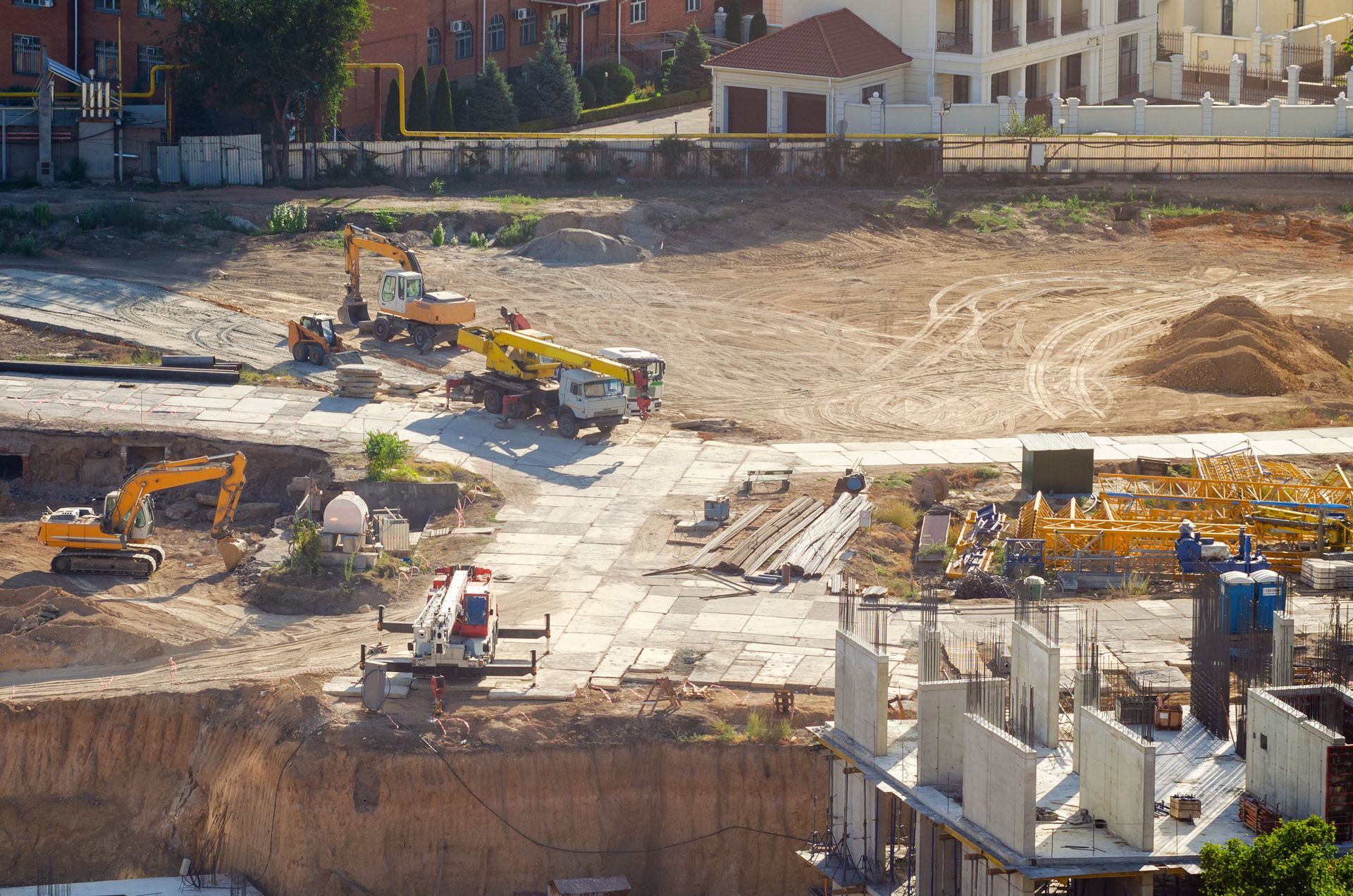 Chantier de construction avec plusieurs engins.
