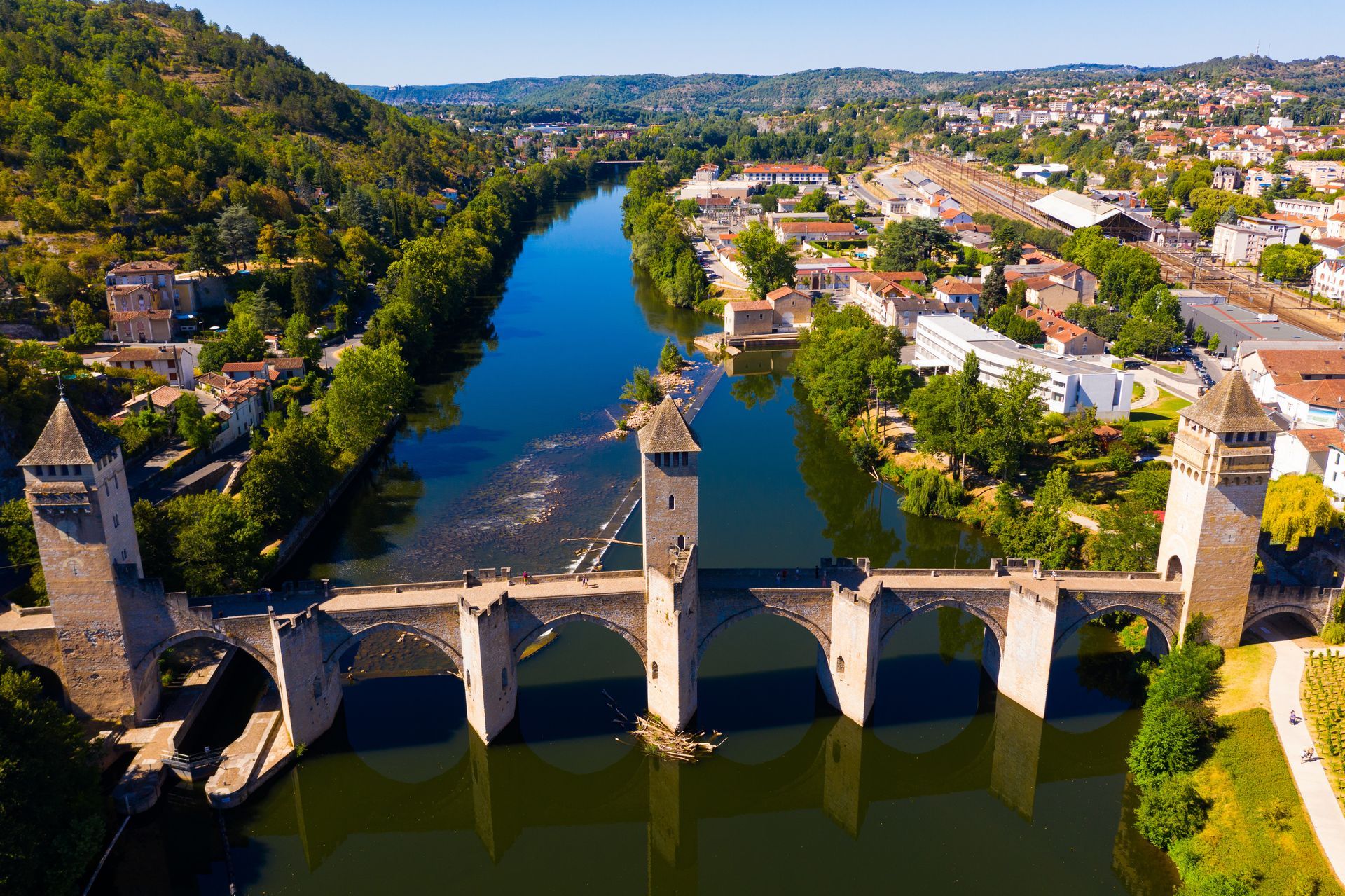 Vue aérienne sur la ville de Cahors, la rivière Lot et le pont Valentré.