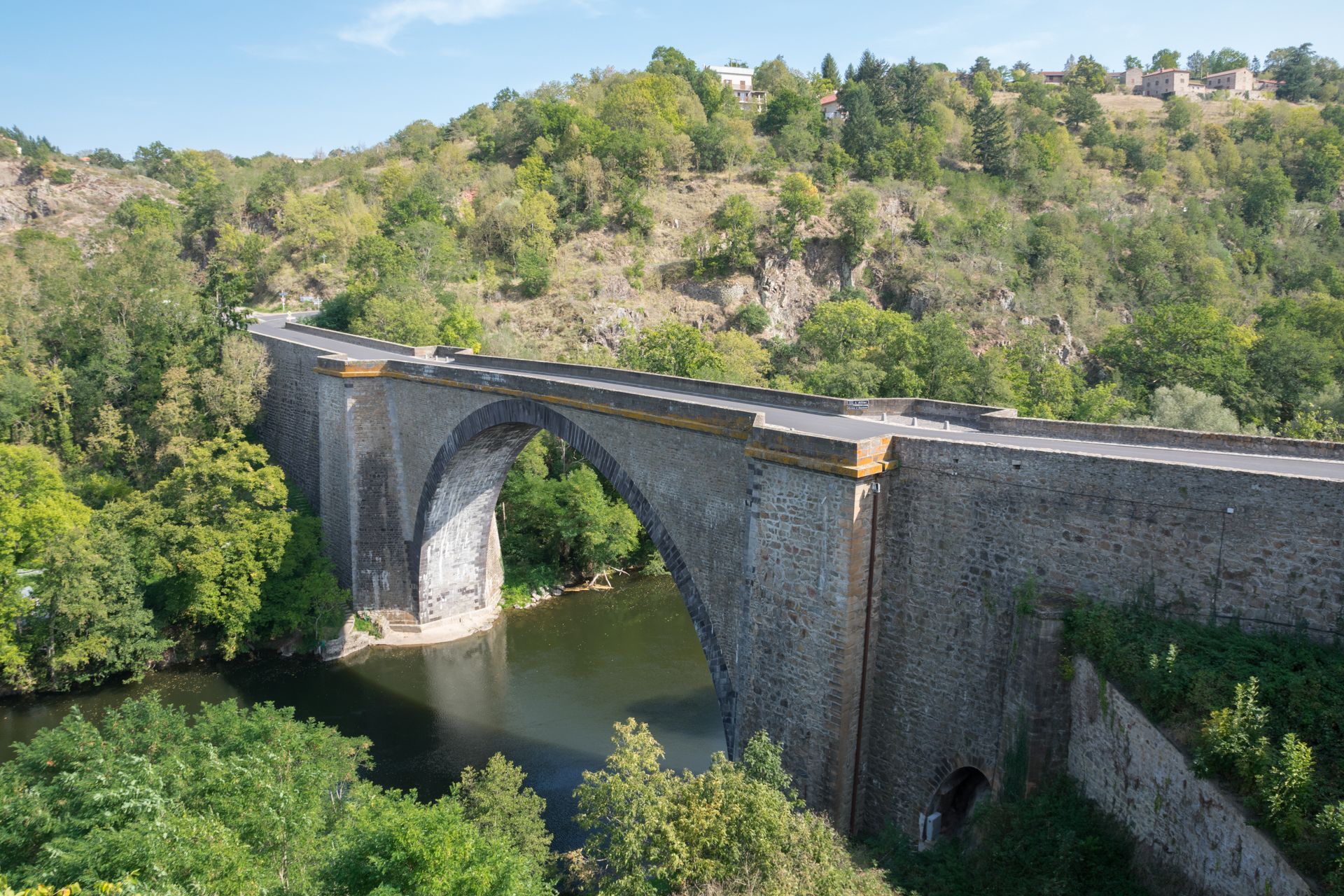 Vue sur l'ancien pont de la ville de Brioude.