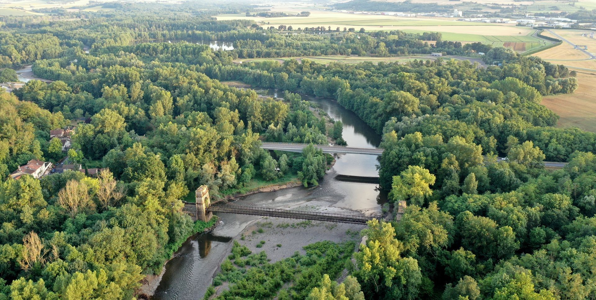 Vue aérienne sur la rivière l'Allier.