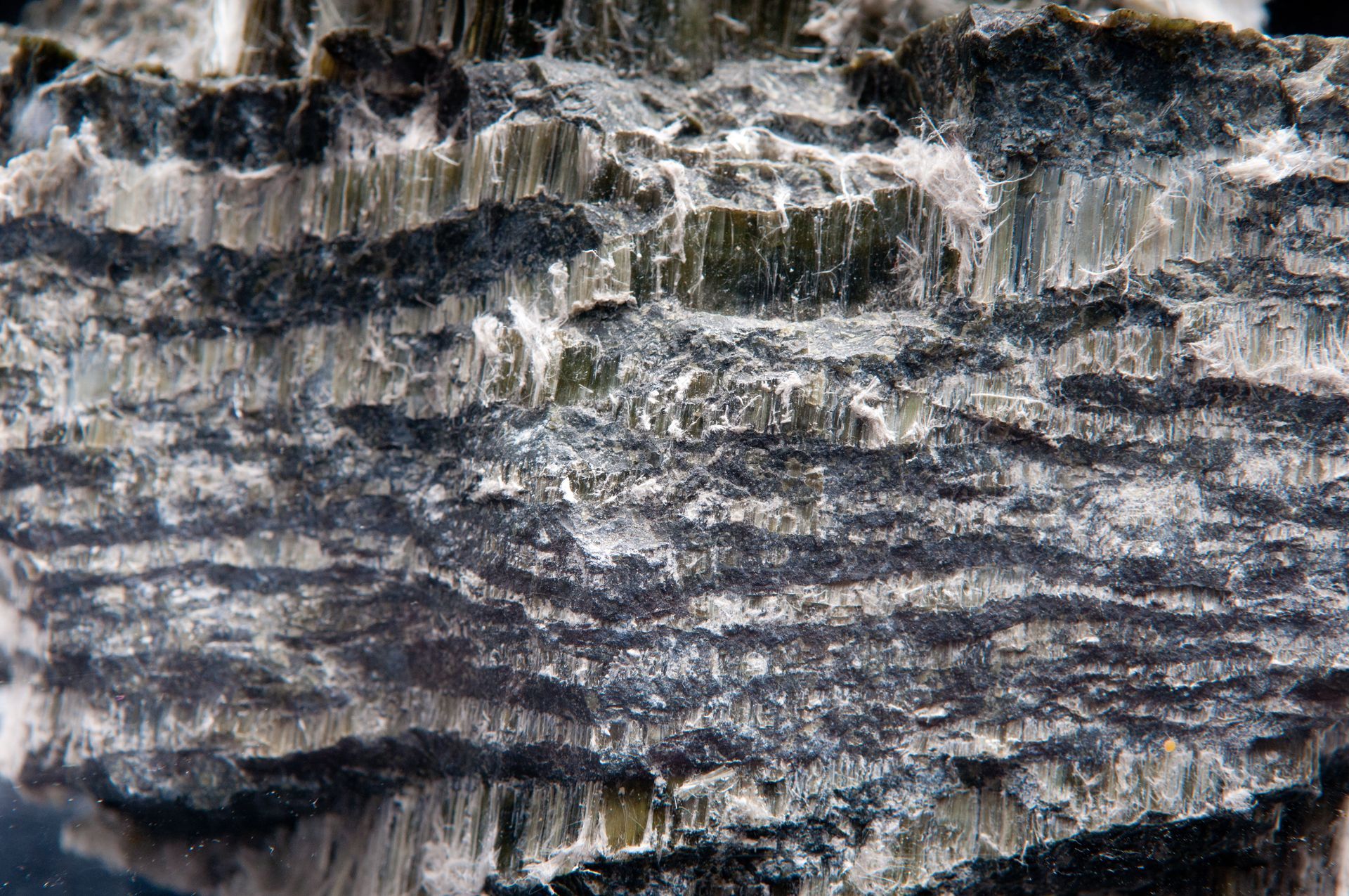 Gros plan sur une roche naturelle avec la présence des fibres d'amiante. 