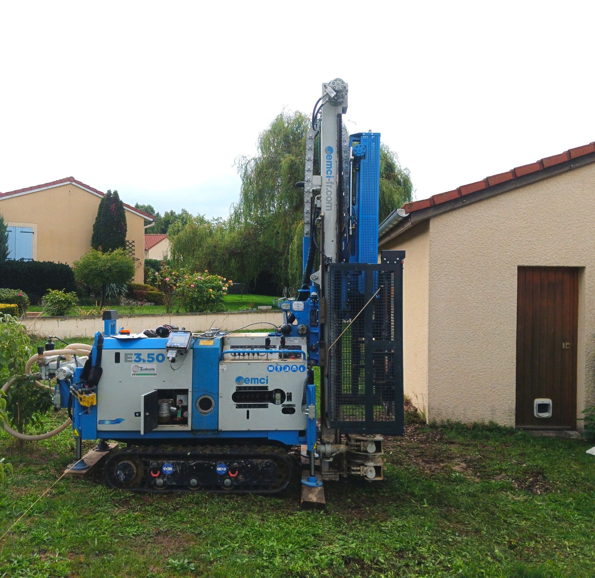 Une foreuse EMCI 3.50 intervient pour une mission G5 sur une maison fissurée