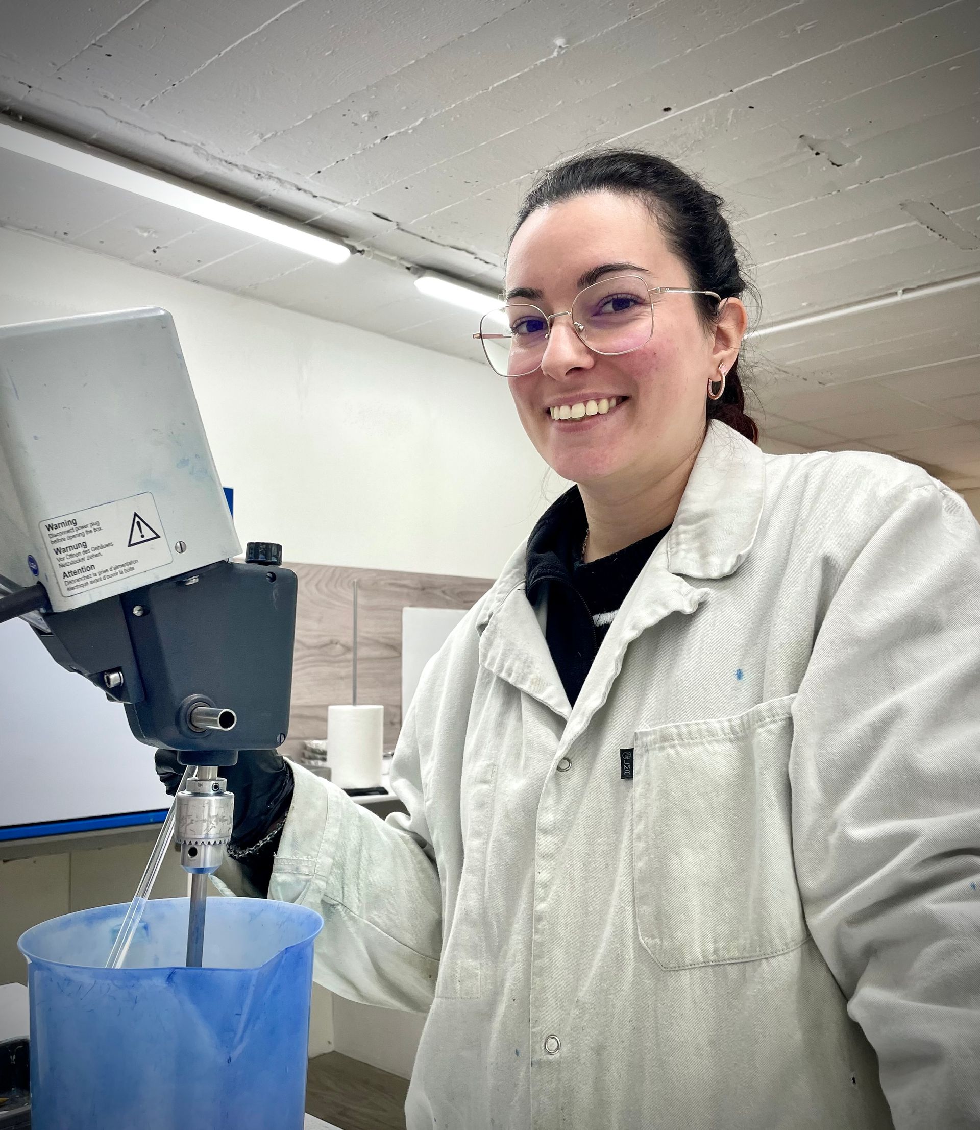 Personnage dans un carré avec une ombre au-dessous.