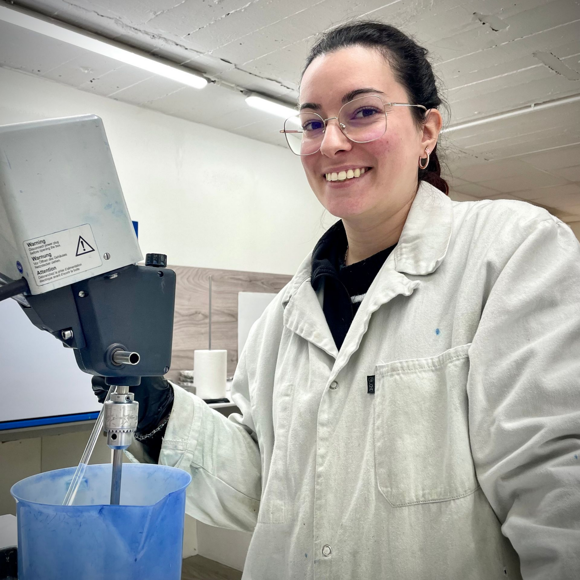 Personnage dans un carré avec une ombre au-dessous.