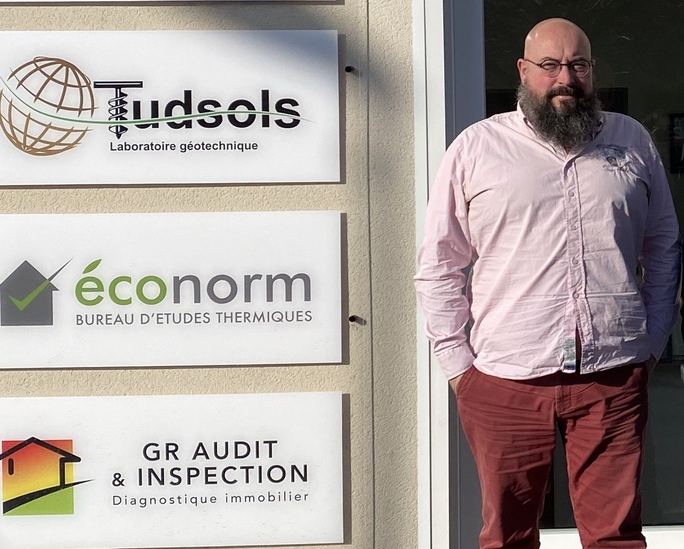 Jérôme Ragot debout.