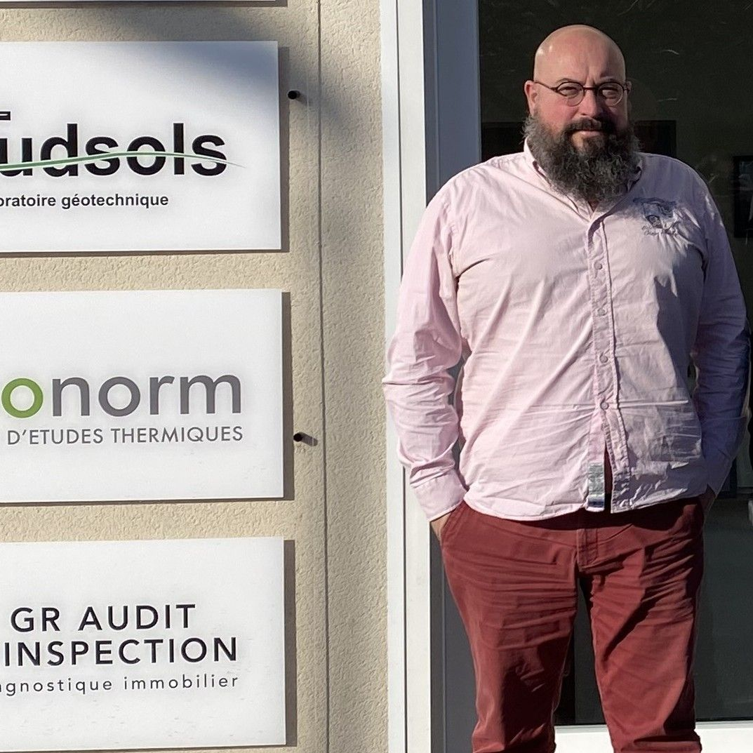 Jérôme Ragot debout.