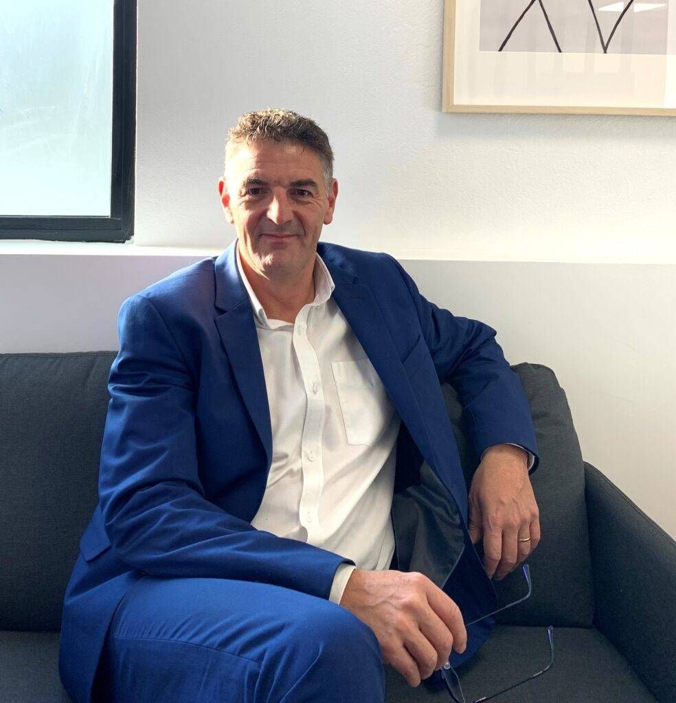 Raffi Mikaelian assis dans un canapé.