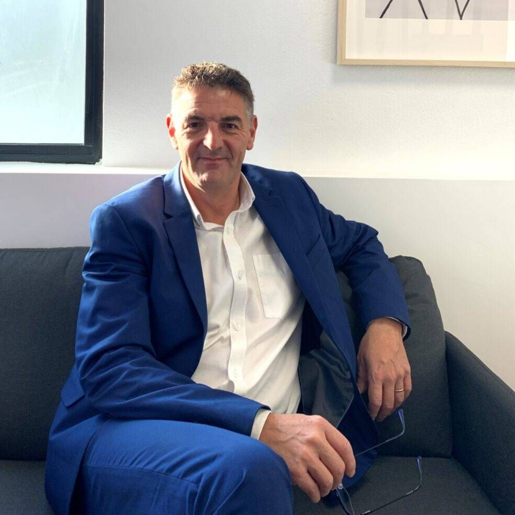 Raffi Mikaelian assis dans un canapé.