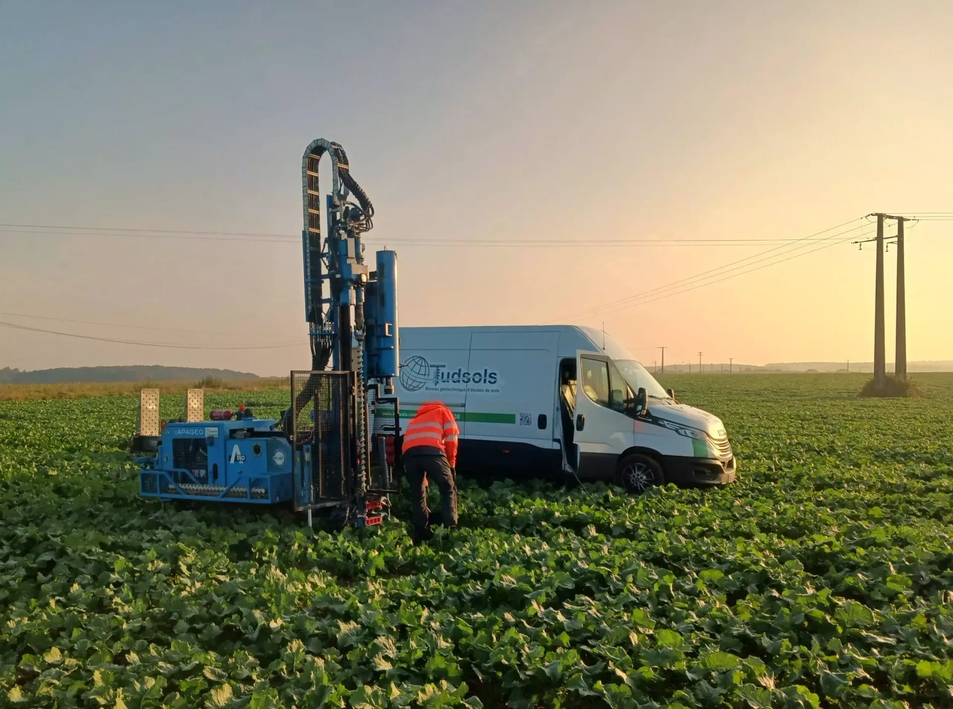 Des ouvriers du bâtiment avec du matériel de forage à l'extérieur.