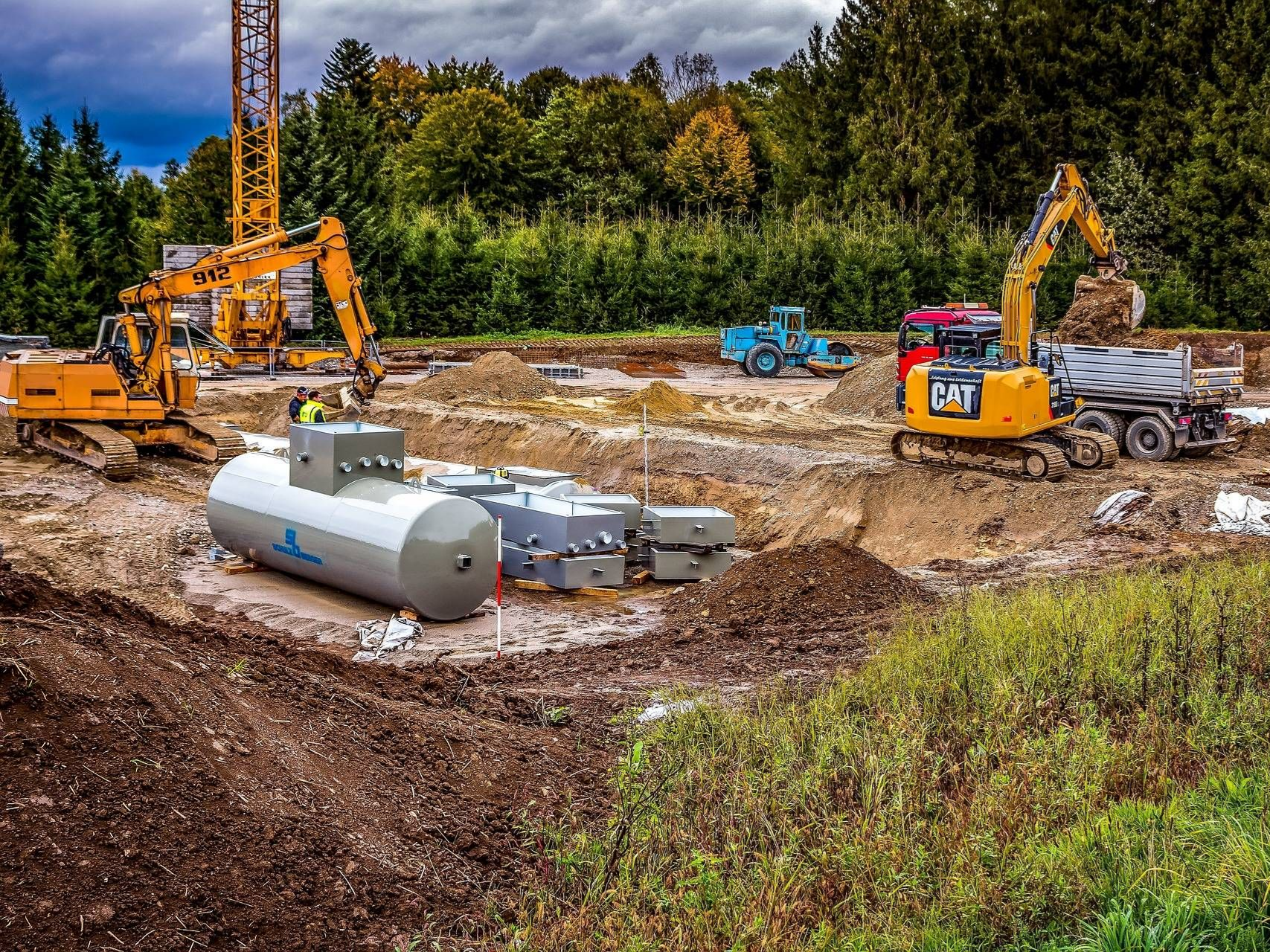 Vue sur un chantier de construction avec des engins de chantier.