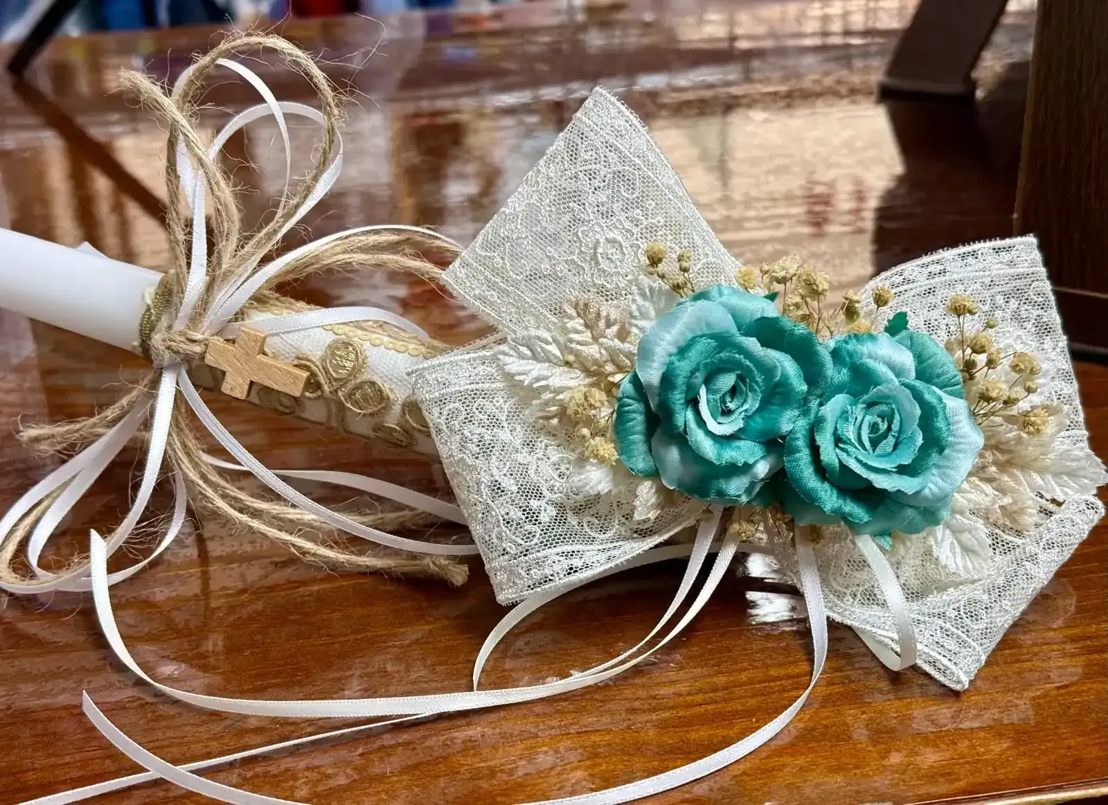 Una camiseta blanca sin mangas, unos calzoncillos tipo bóxer blancos