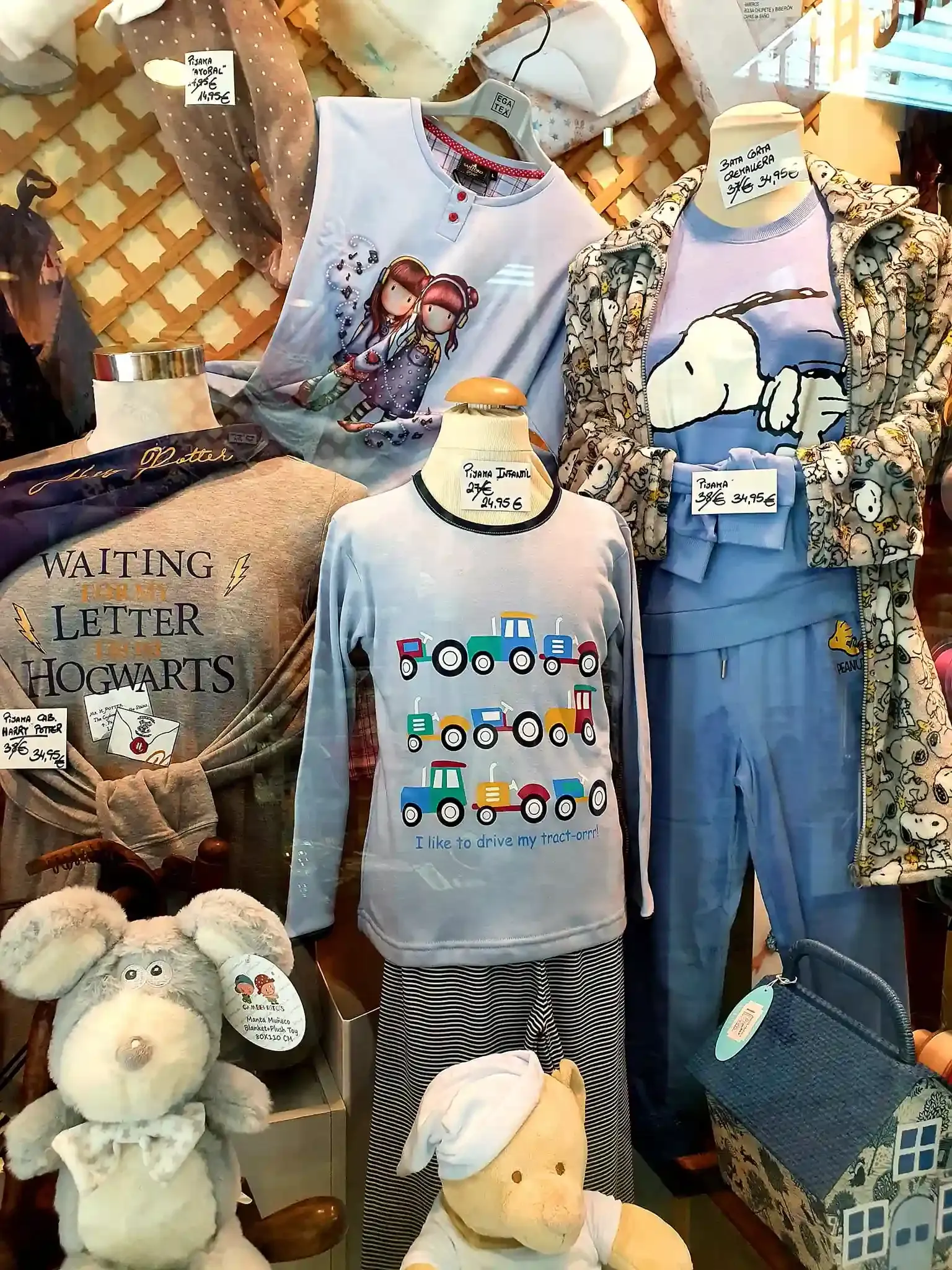 En el escaparate se exhiben prendas de estar por casa y pijamas