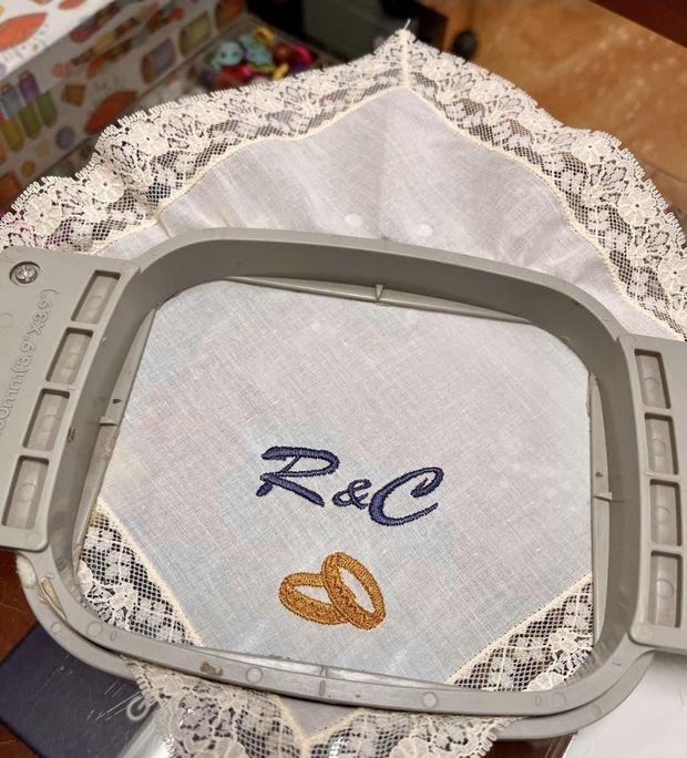 Un pañuelo blanco de encaje bordado con las iniciales 
