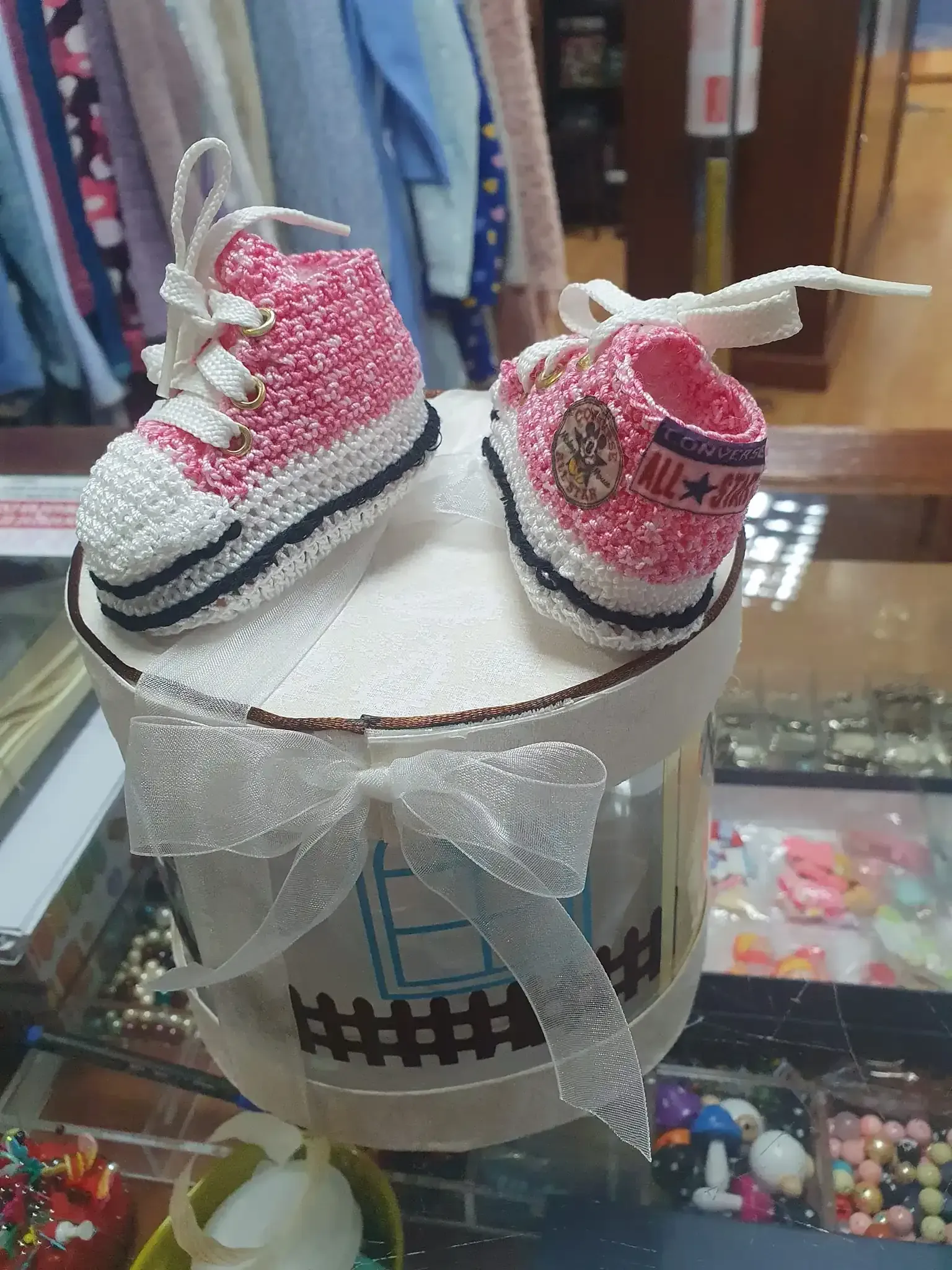 Pared expositora con ropa infantil variada, que incluye camisas, pantalones