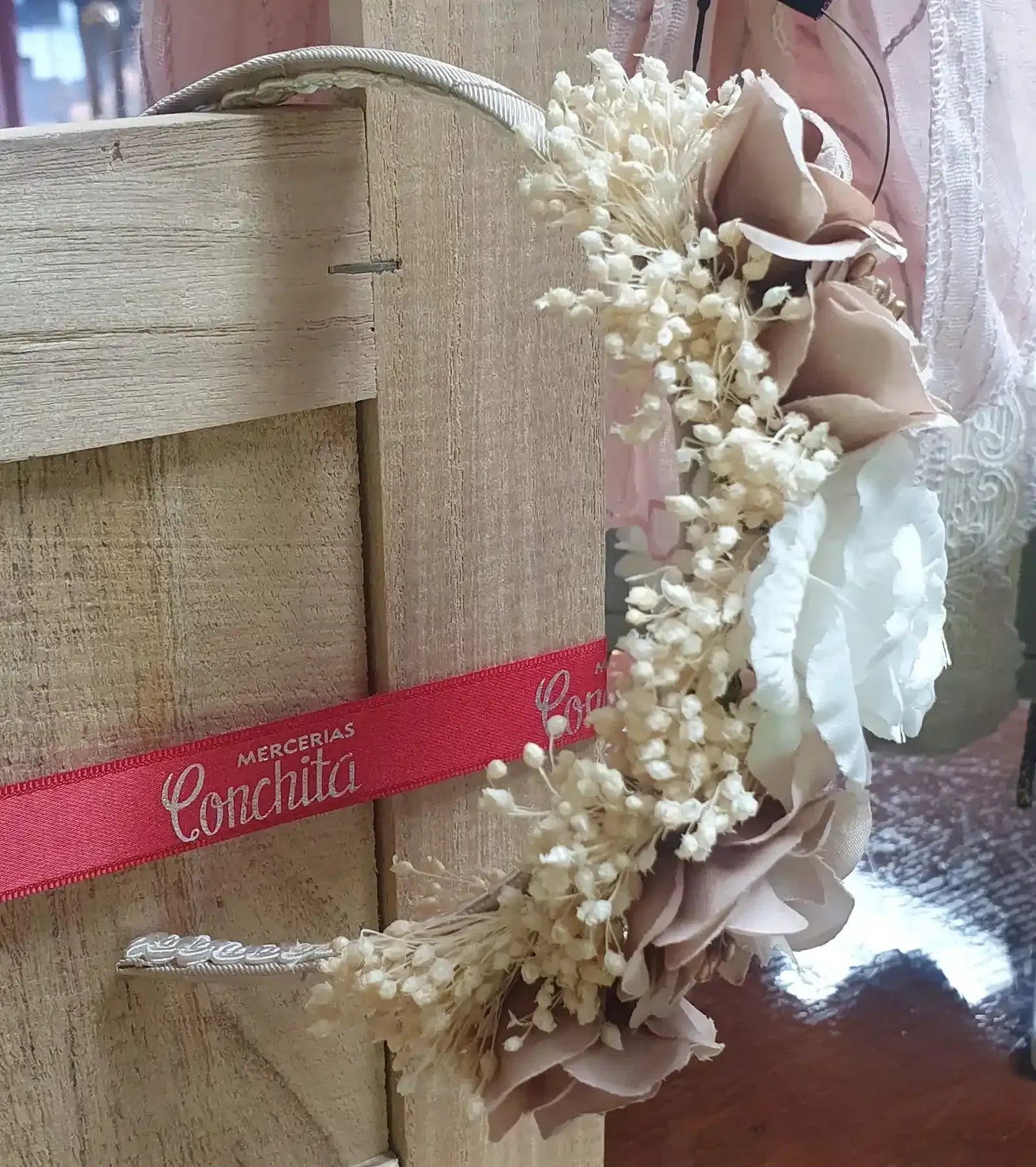 Un conjunto de sujetador deportivo de algodón blanco y bragas a juego