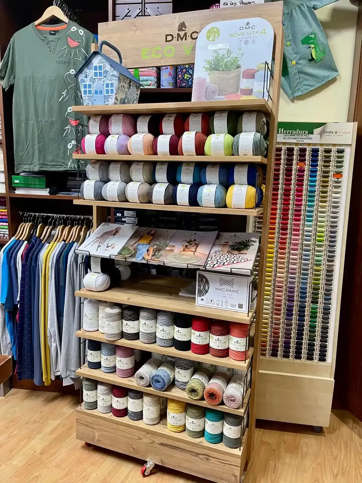 En el escaparate se exhiben prendas de estar por casa y pijamas