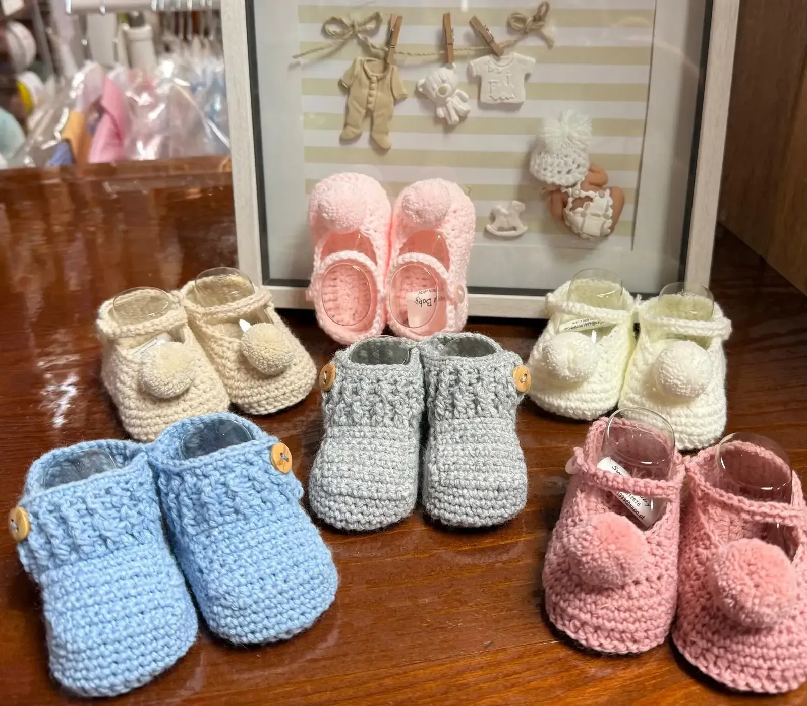 Un expositor de madera con varios lazos para el cabello coloridos hechos a mano