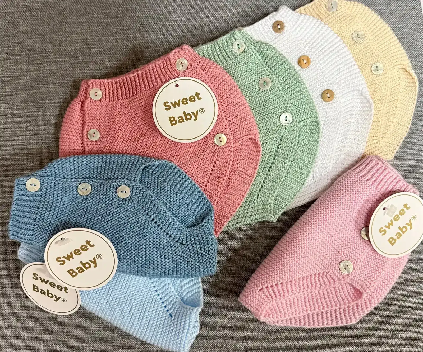 En el escaparate se exhiben prendas de estar por casa y pijamas