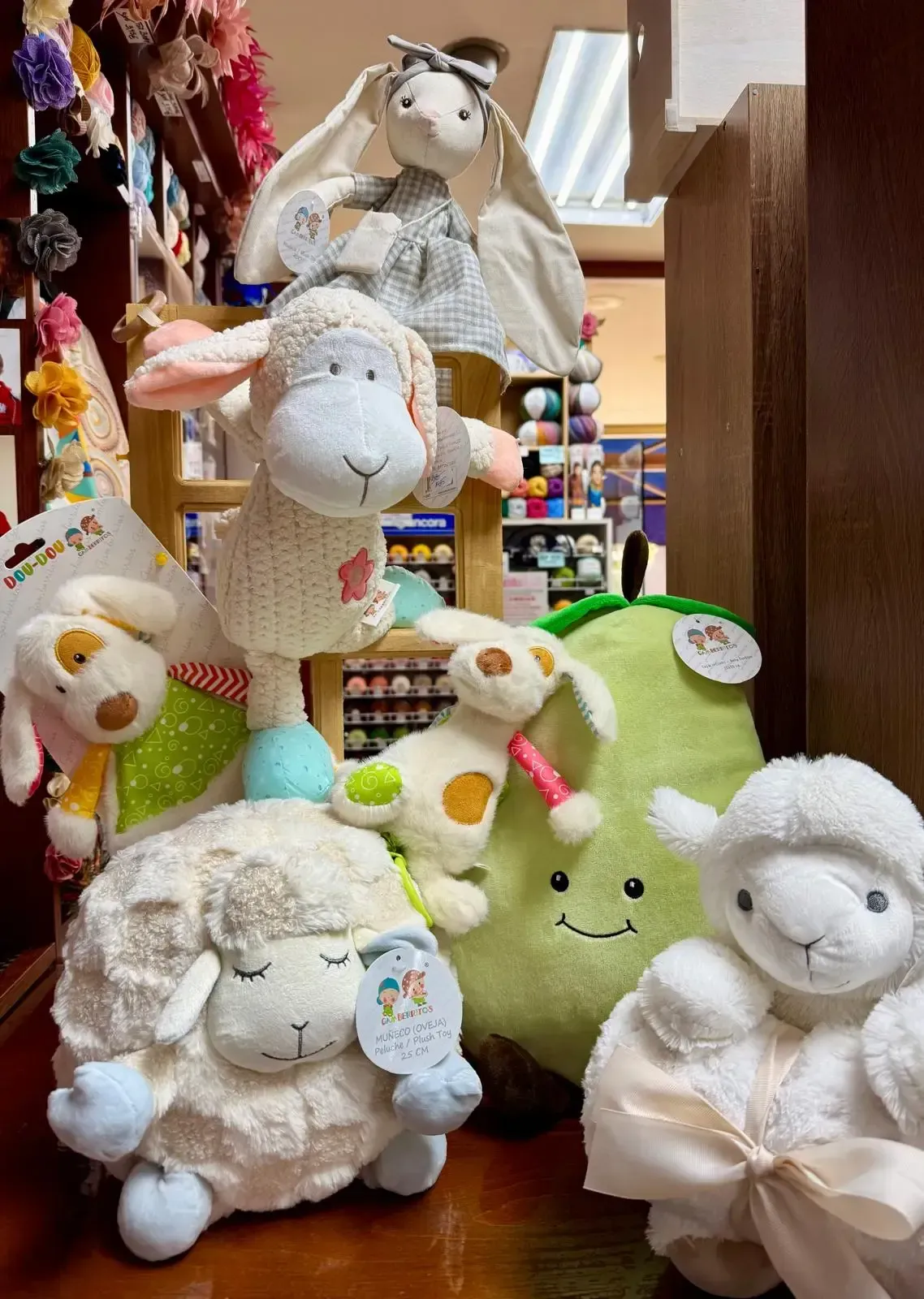 Una tienda de telas o manualidades bien iluminada, con mostradores de madera