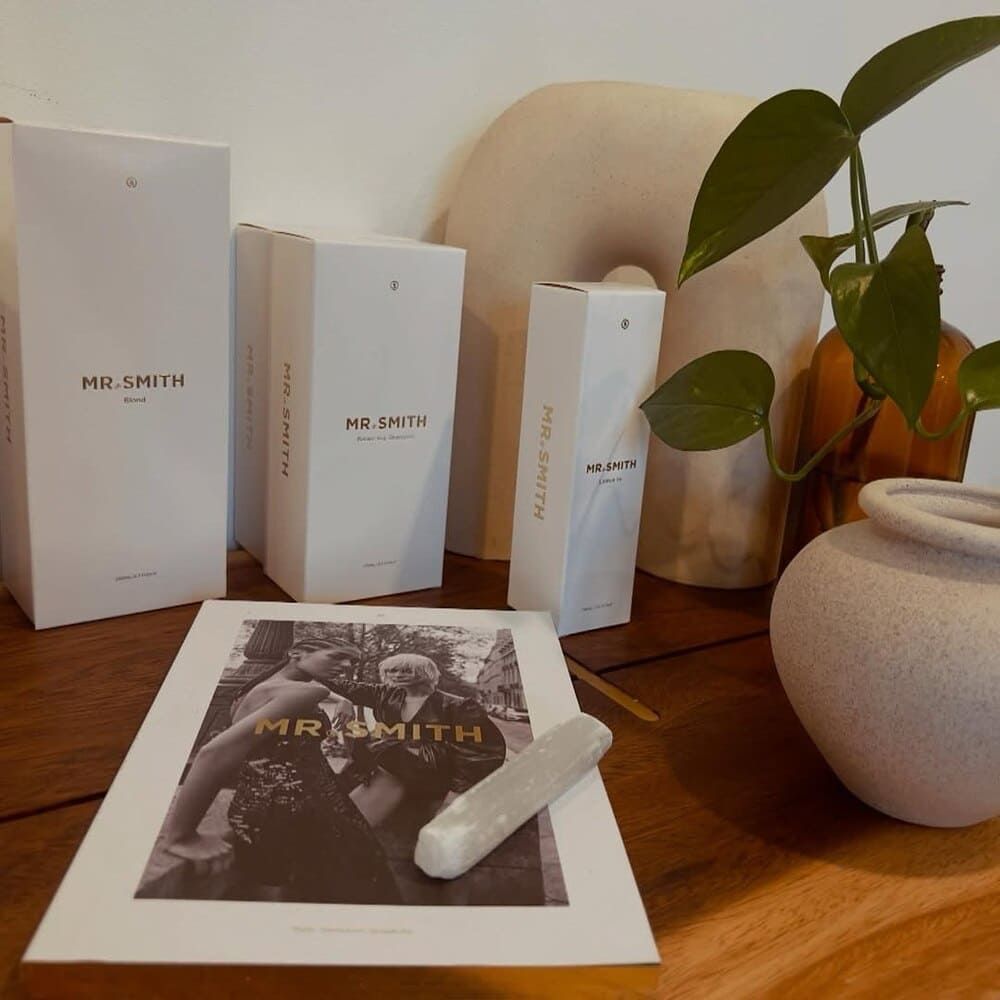 Dos mujeres posan juntas para una fotografía en una habitación.