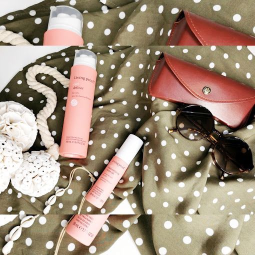 Una botella de loción está sobre un paño de lunares.