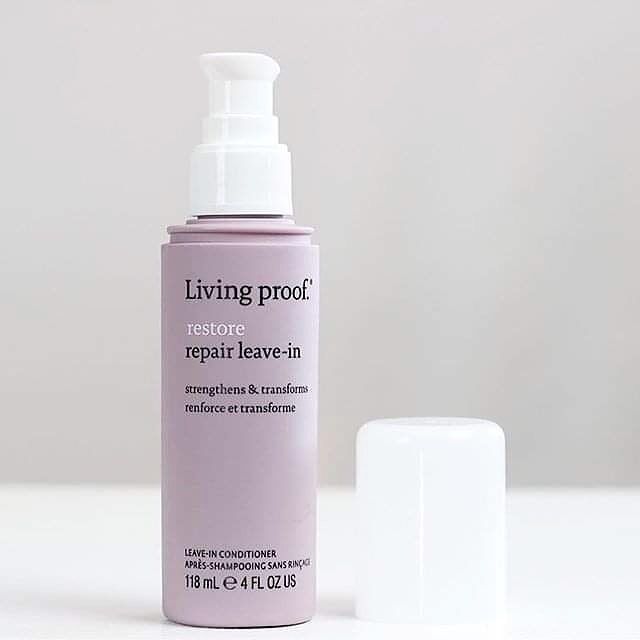 Una botella de acondicionador sin enjuague Living Proof Repair