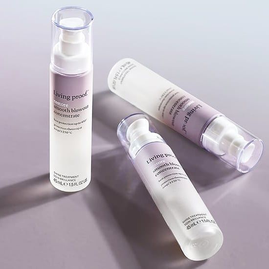 Hay tres botellas de loción una al lado de la otra sobre una mesa.