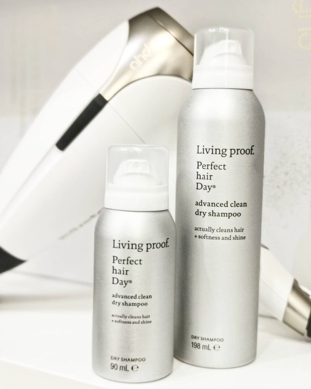 Una botella de champú seco Perfect Hair Day de Living Proof