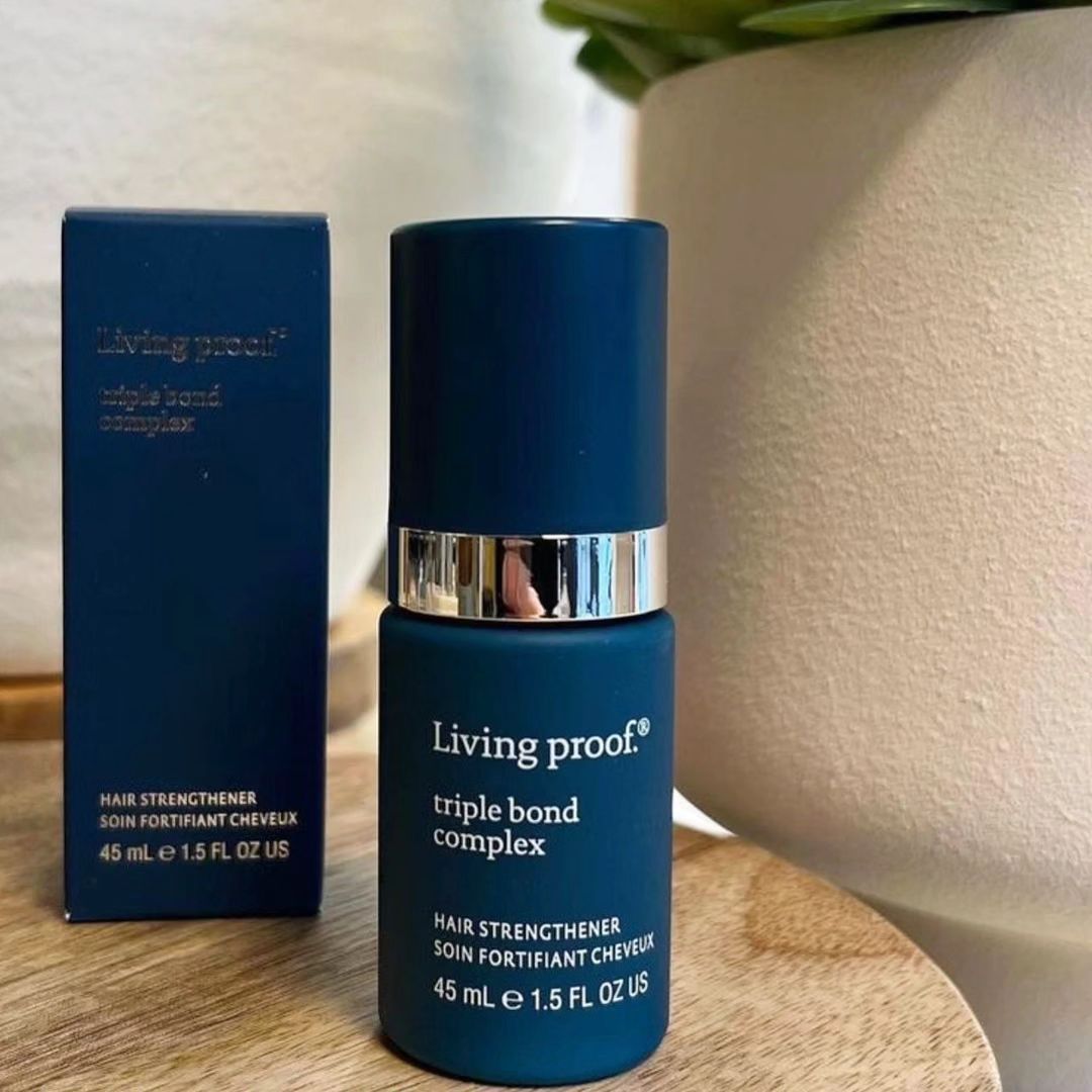 Una botella de complejo de triple enlace Living Proof junto a su caja.