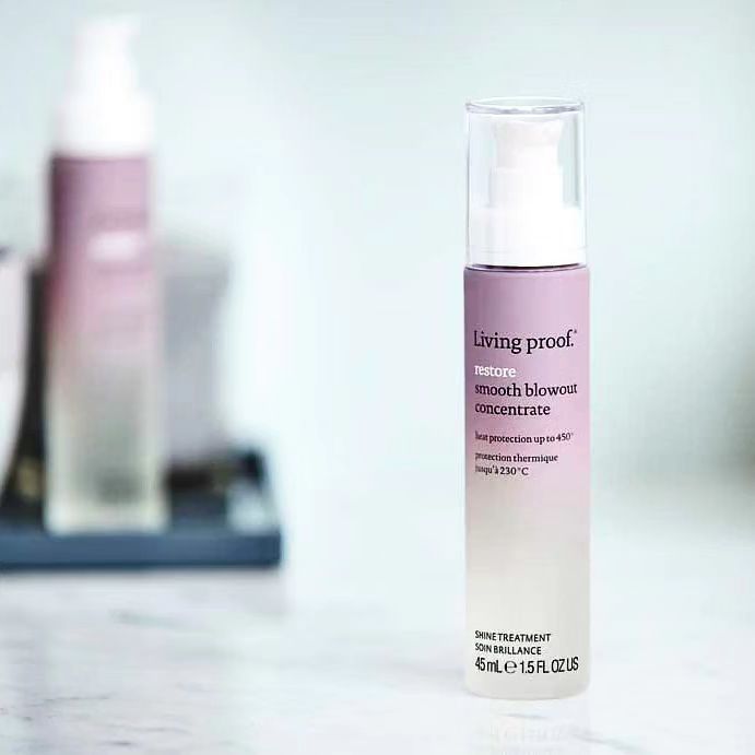 Una botella de producto para el cabello Living Proof se encuentra sobre un mostrador.