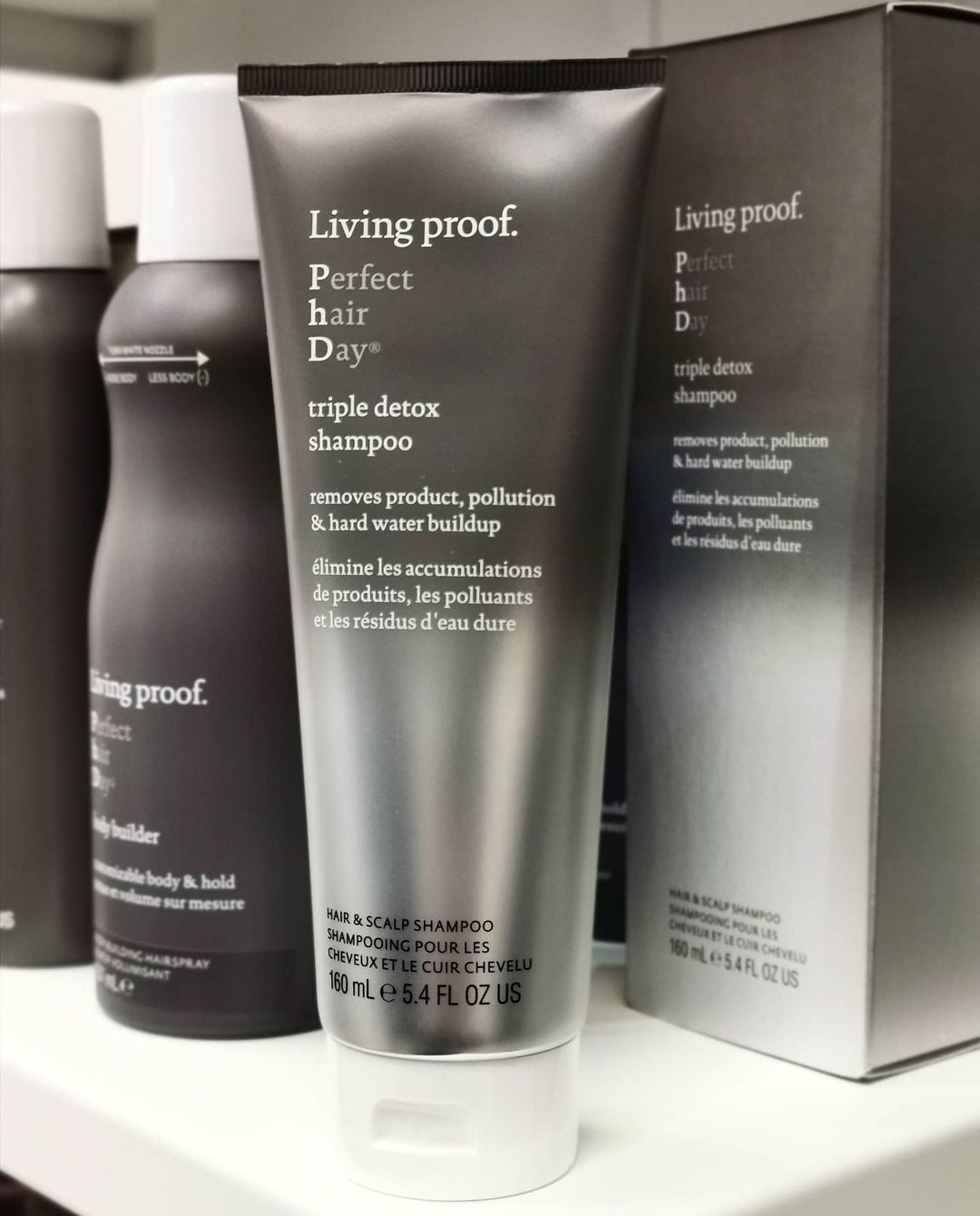 Una botella de champú Living Proof Perfect Hair Day