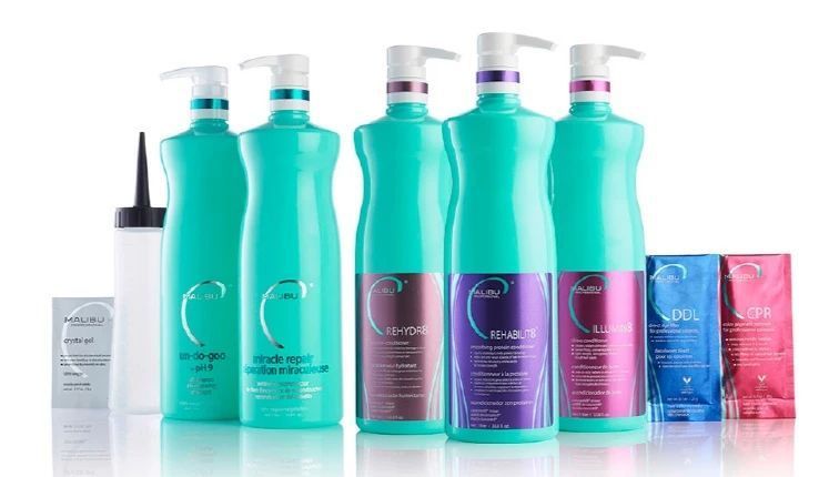 Un grupo de botellas colocadas una al lado de la otra sobre una superficie blanca.