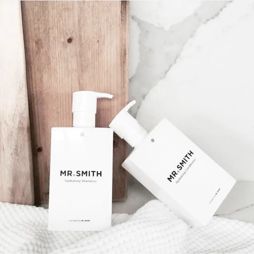 Dos botellas de Mr. Smith están sobre una toalla.