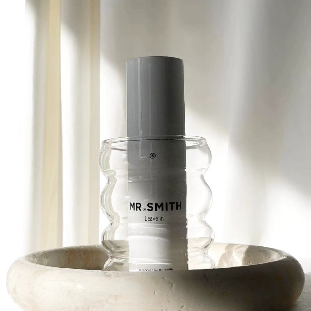 Una botella de perfume Mr. Smith está sobre un cuenco.