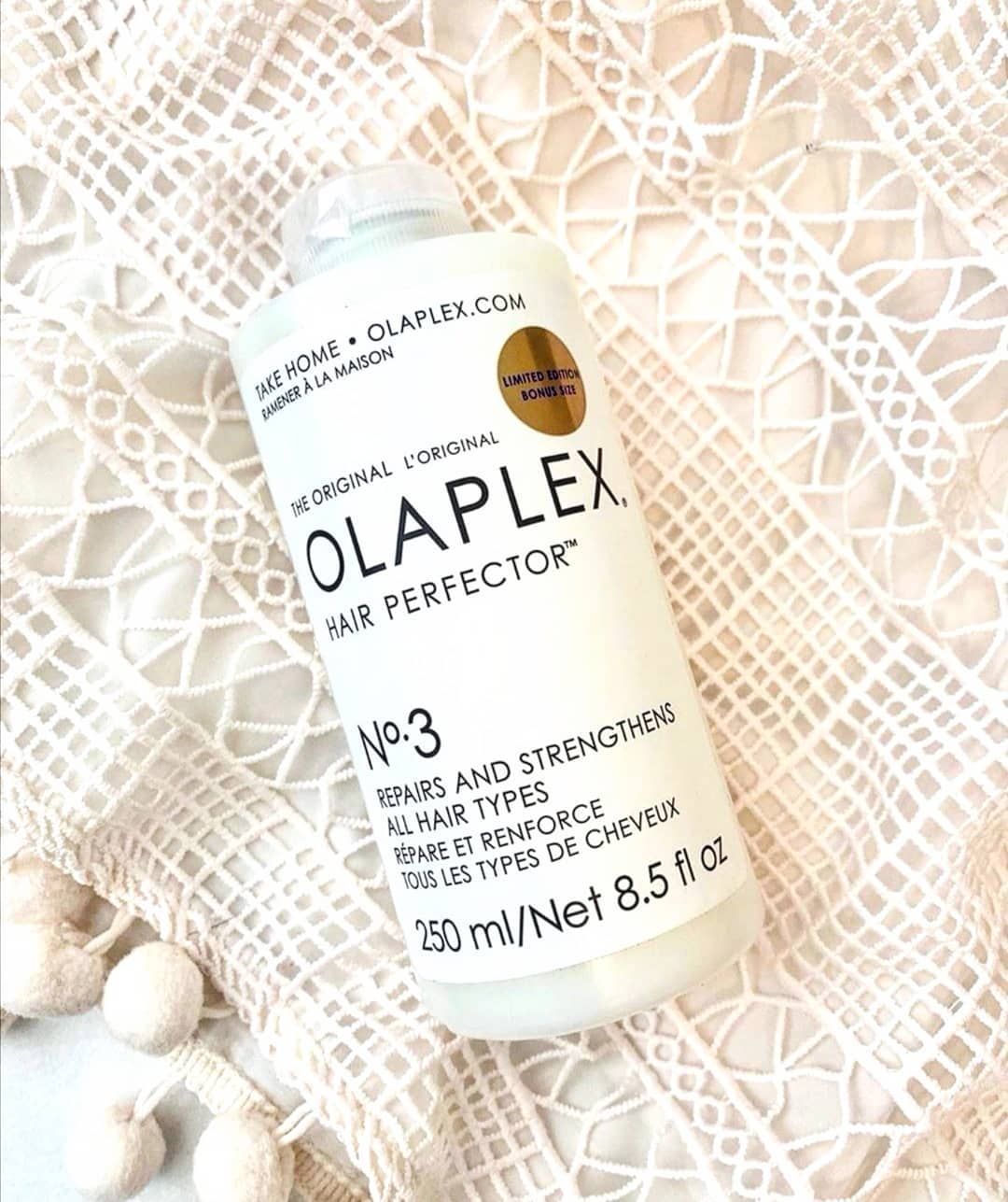 Una botella de Olaplex Hair Perfector No 3 está sobre una mesa.
