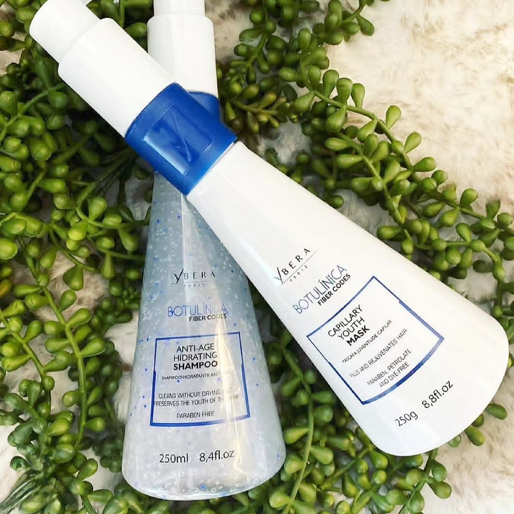 Dos botellas de loción están una al lado de la otra.