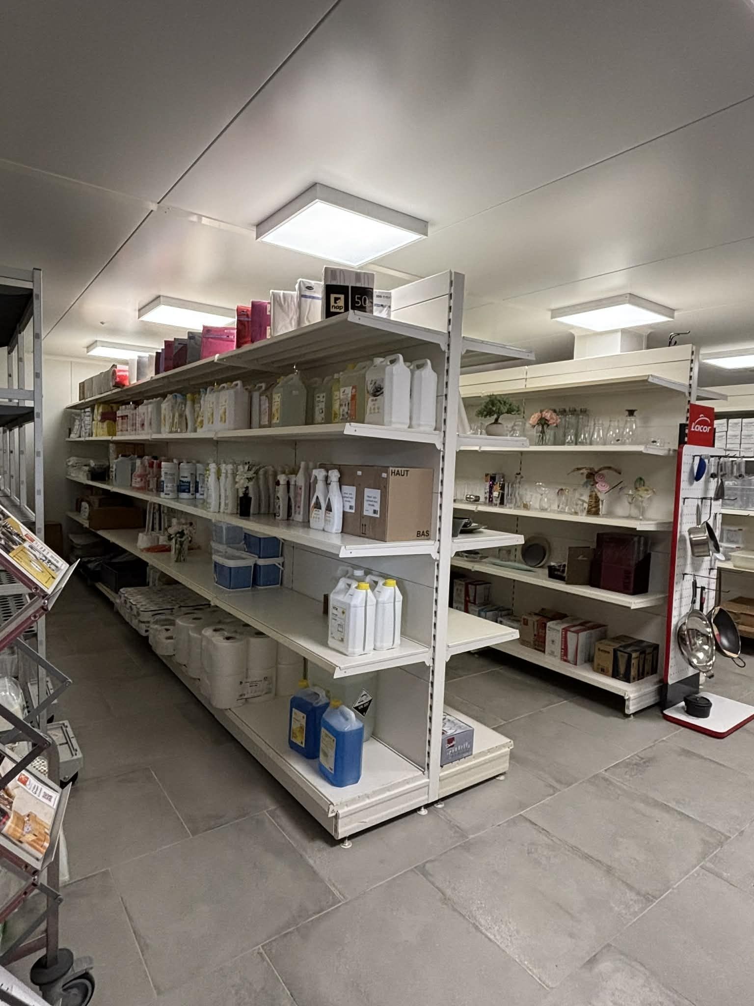 Des étagères garnies de divers produits de détail à l'intérieur d'un magasin lumineux.