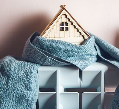 Photo d'une maison miniature entourée d'une écharpe