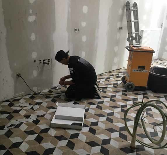 Tegelvloer en nieuwe muren