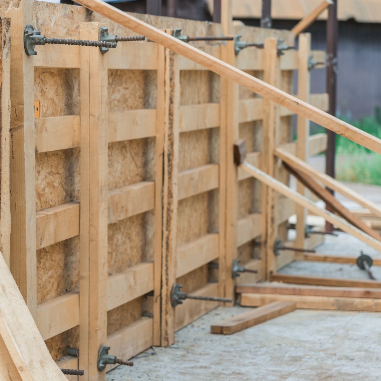 Coffrage en bois le long de fondations en béton en construction