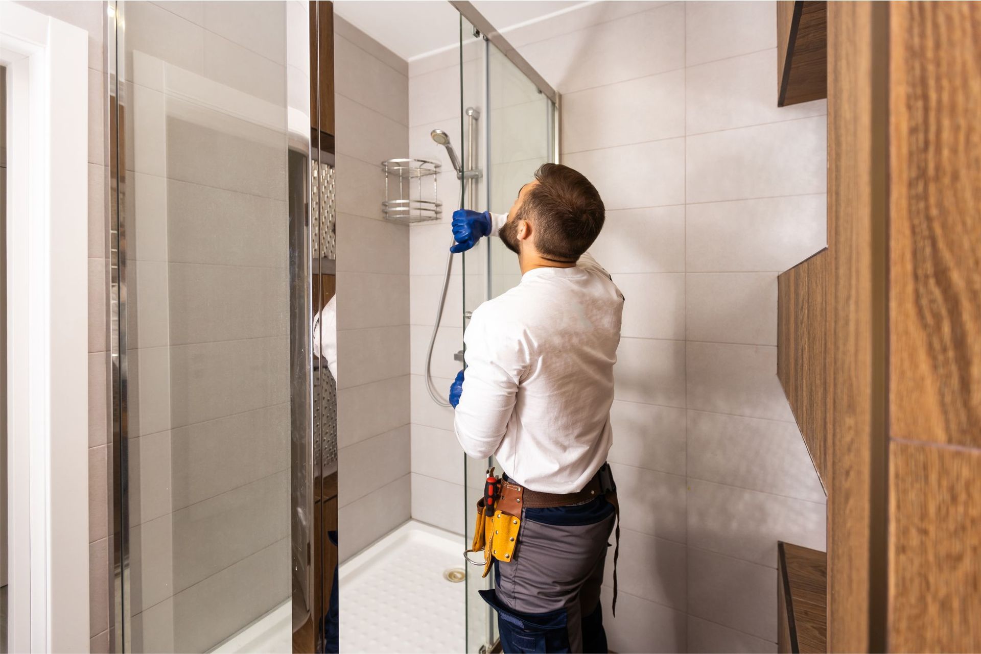 Handwerker beim Einbau einer Dusche