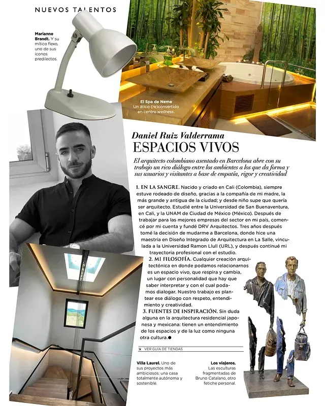 Un hombre está sentado frente a una lámpara en una revista.