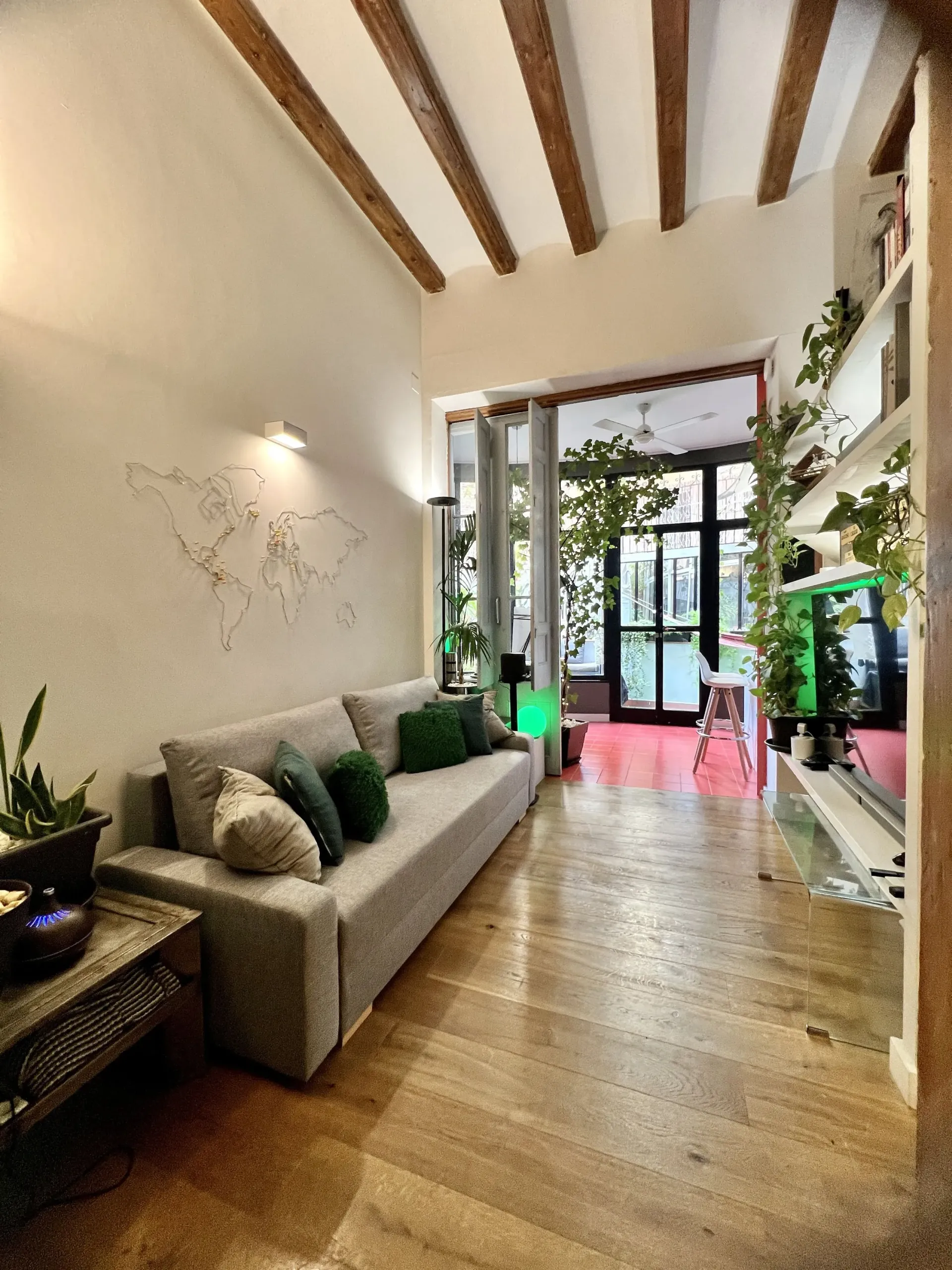 Una sala de estar con un sofá y una televisión.