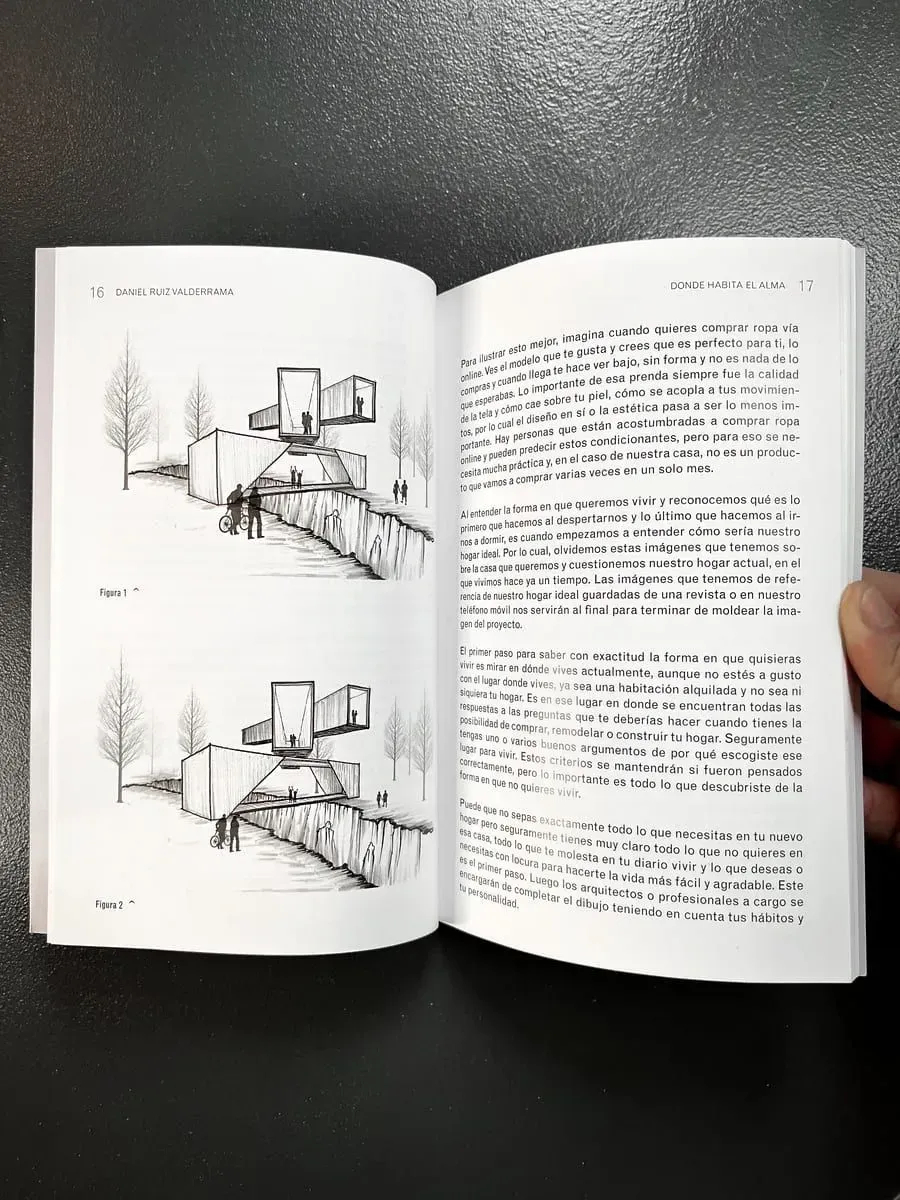 Una persona sostiene un libro abierto en una página que tiene un dibujo.