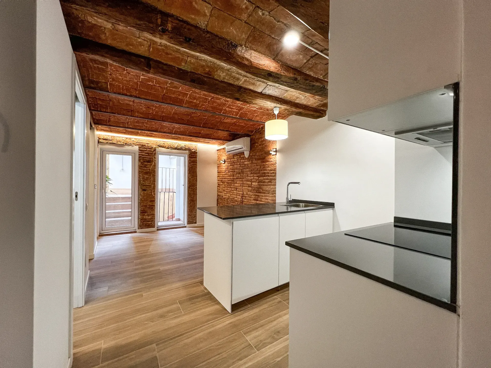 Una cocina con una escalera que conduce al segundo piso.