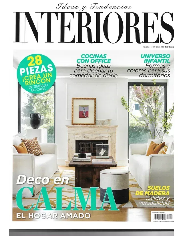 Una portada de revista con una sala de estar y una chimenea.