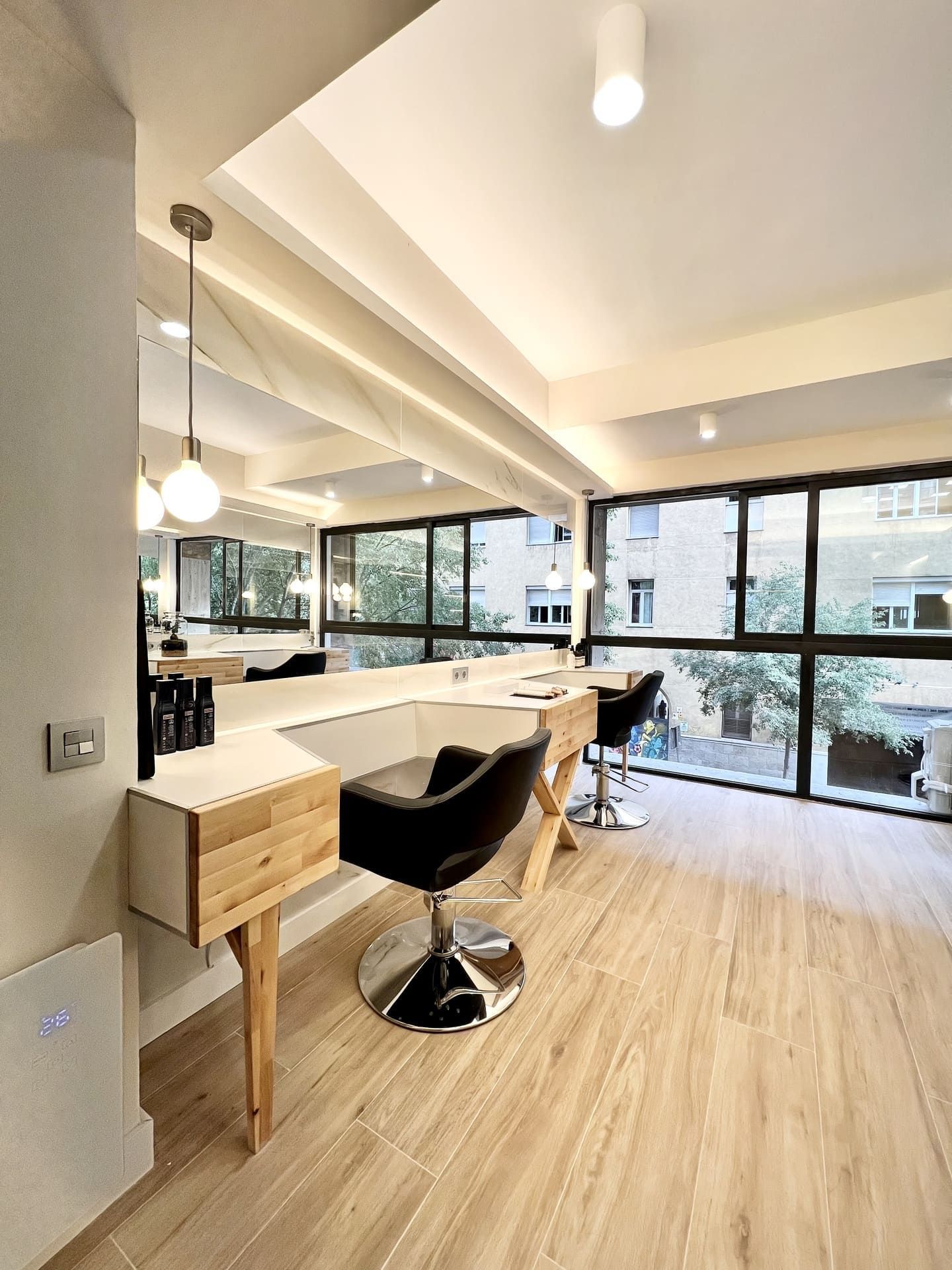 Una habitación con muchas ventanas y una silla dentro.