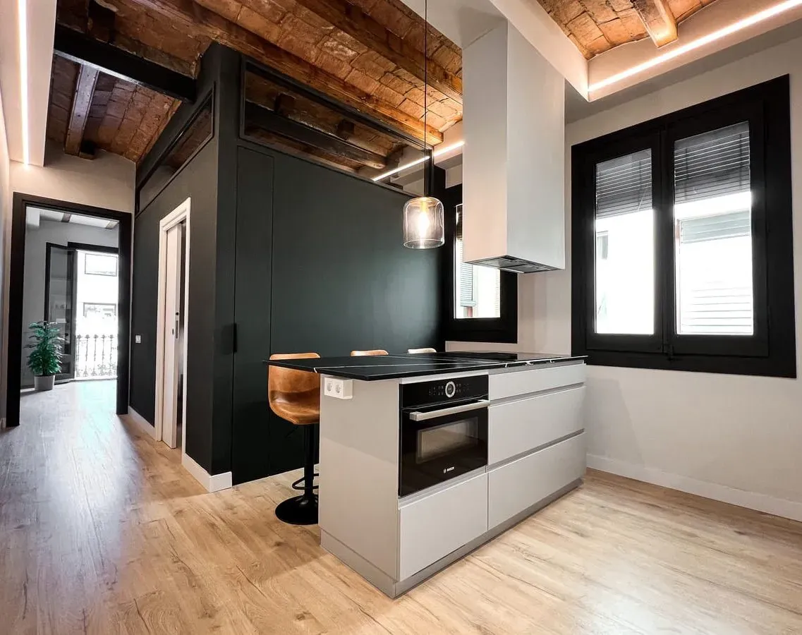 Una cocina con una gran isla en el medio de la habitación.